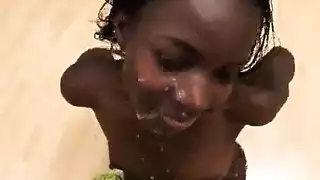 الحلوة المتذمرة تحصل على شقها الرطب مضروباً بقضيب زوجها السميك