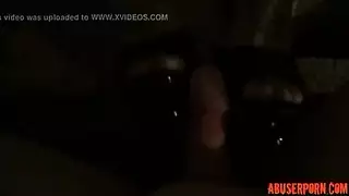الفتاة السمراء تأخذ القضيب الضخم لزوج أمها في مهبلها الضيق