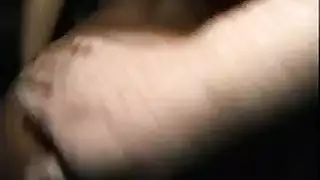 فتاة سمراء مراهقة تستمتع بجنس شرجي قوي