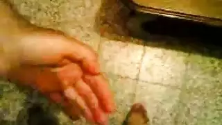 مص القضيب وتحفيز الحلمة قبل ممارسة جنس شديد من الخلف