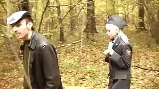 امرأة روسية ناضجة تمارس الجنس مع شاب في سرير الفندق