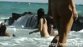 عاهرات مثارة تُصور وهن يتشمسن عاريات