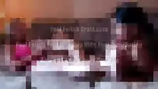 سحاق مقصي مكثف: صديقتان تستكشفان أجساد بعضهما