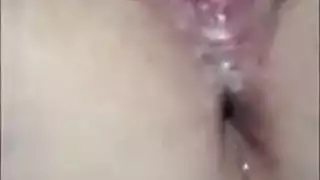 فتاة ممتلئة تحصل على فرجها المبلول مملوءاً بالمني