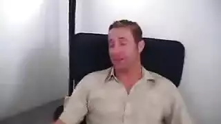 تعليم الجنس العملي من زوجة الأب: تدريس أبناء صديقتها الجنس الصريح