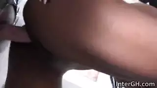 فتاة سمراء ممتلئة تأخذ قضيبًا صلبًا في حلقها
