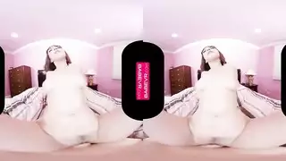 إنها مصممة على جعلك منتصبًا بقوة