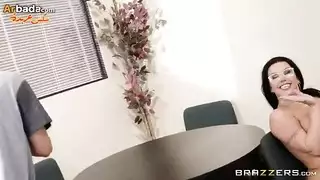 طالب مثار يضاجع أمينة المكتبة ذات الثديين الكبيرين بين الأرفف