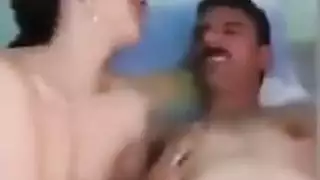 ثنائي الجنس ثلاثي: قضيبان، زوجة واحدة، حركة فوضوية كاملة