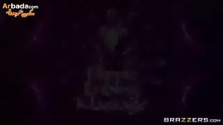 شقراء صغيرة تُنكح في مؤخرتها بعمق