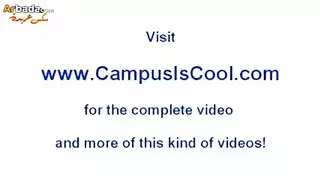 فتاة جامعية تبلغ ذروتها بشدة في فيلم إباحي