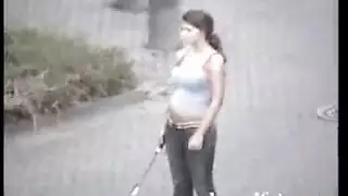 ام دخل الحمام يضع الصابون فوق النهود