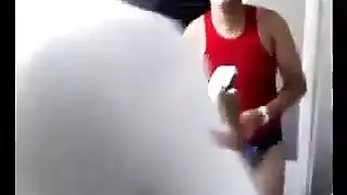 زوجة الصديق تئن بينما أدق كسها بعمق وقوة