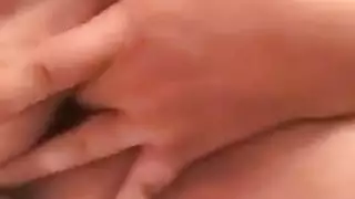 ينيها و هي تلعب