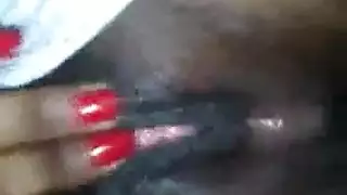 الأم الشقراء ذات الثديين الضخمين والخطوط البرونزية تستمتع بمص القضيب بعنف
