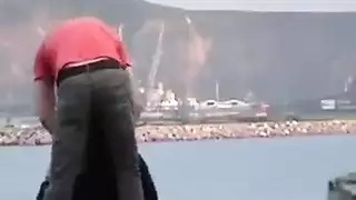 فعل شرموطي علني: جلسة فروسية بجانب البحيرة