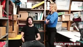 أرنوبة الشرطة تُدكّ بقضيب رجل سيء في اتفاقية إخلاء سبيل إباحية