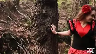يرفع فستانها ويعري طيزها و ينيك الفلاحة الشرموطة في الغابة