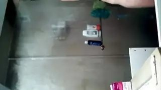 يصور جارته في البلكونة