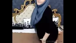 فتاة عربية محجبة تظهر فرجها وتأخذ ديلدو