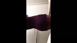 الفتاة الصغيرة الجامحة تُهيمن عليها في جنس قاسي