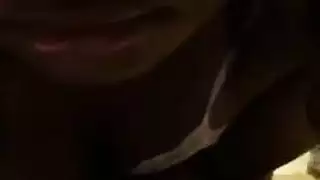 الفاتنة السمراء تعرض شفراتها المشقوقة بتفاصيل إباحية