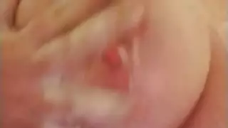 كس وهو يخرج السائل منه