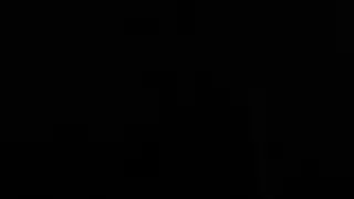 تلعب ببظرها على الأريكة قبل أن تُخترق