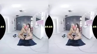 تجتمع سمراء في غرفة الفندق مع كس ساخن لجعل الأبطال