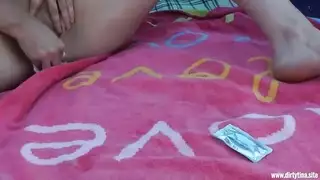 العاهرة ذات الجوارب تأخذ قضيبًا قاسيًا في كل ثقب