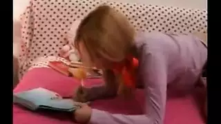 بنت تسخن ابوها و تحتك بزبه حتى تهيجه و ينيكها
