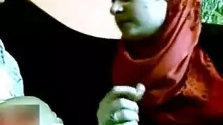 تحمل رجل وتمص زبره