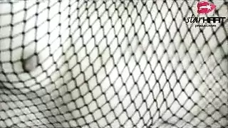 مراهقة روسية xxx تُنادى بقسوة في جنس جماعي