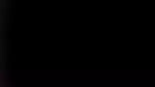 عصير قصب حلو يقطر على فخذيها
