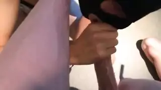 مقيدة ومعاقبة: تأديب قاسي على العمود