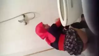 دييث يضع كاميرا تجسس لمراقبة قريبته في حمام ساخن