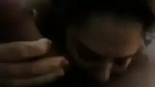 سيدة أكبر سناً تستسلم لصديق الأخ في مشهد إباحي