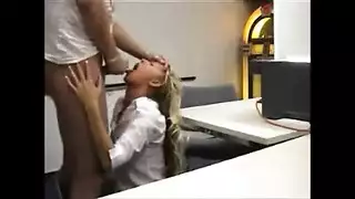 فتاة سوداء مصاصة شقراء