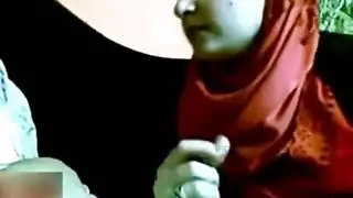 فم محجبة مليء بالسائل المنوي