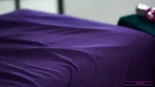 هدية قضيبه الكبير للجماعة المتلهفة