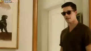 أمسكت زوجتي تفتح ساقيها لغريب