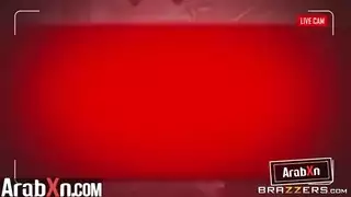 زوجة ذات أثداء كبيرة تمارس الجنس العنيف في مشهد إباحي