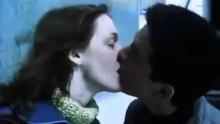 ابن يقنع امه بل نيك