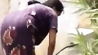 ثنائي عرقي: فتاة نحيفة تمارس الجنس مع شابين أسودين كبيرين