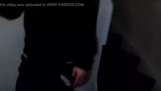 طالبة بريطانية منطلقة في جلسة قذف جماعي على الوجه وفوضى