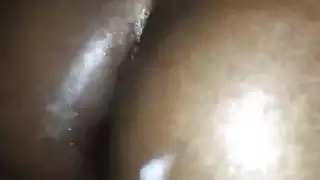 جنس شرج مع سمراء: تحب قضيبه الأسود الكبير من الخلف