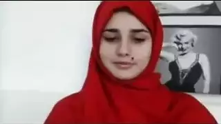 أخت تخلع ملابسها كاملة فأخوها ينصت عليها
