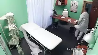 مريض وطبيب ينكون الممرضة