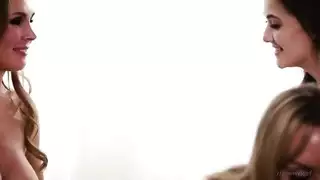 أوجي نسوي بالكامل: أم وابنة تشاركان الكس مع مصورة مثيرة