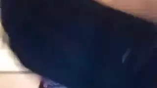 فتاة مغرية تأخذ القضيب في فمها ومهبلها